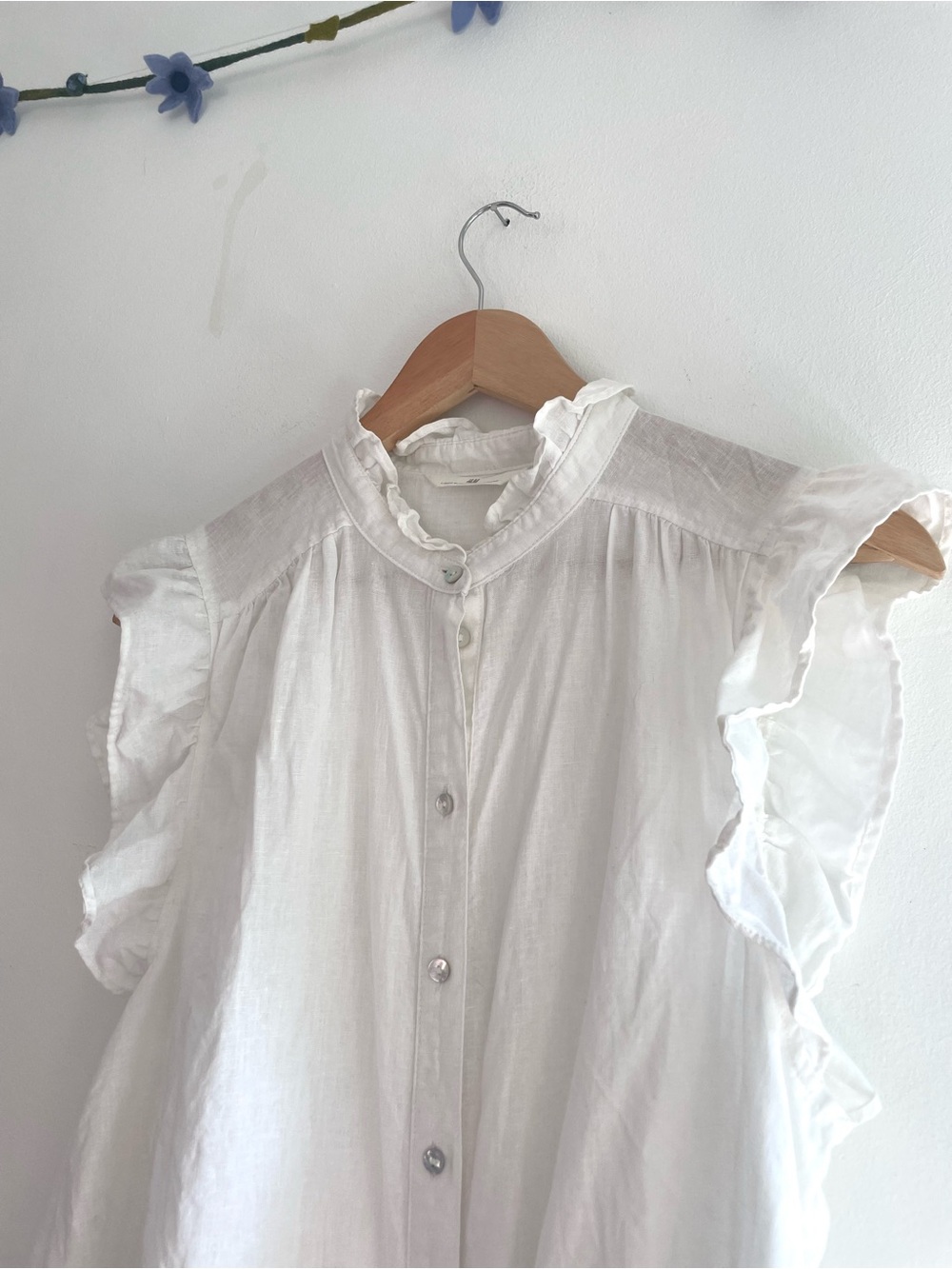 Linen-Blend Flutter Sleeve Button Up Ruffled Blouse Size Small - Picture 4 of 11
